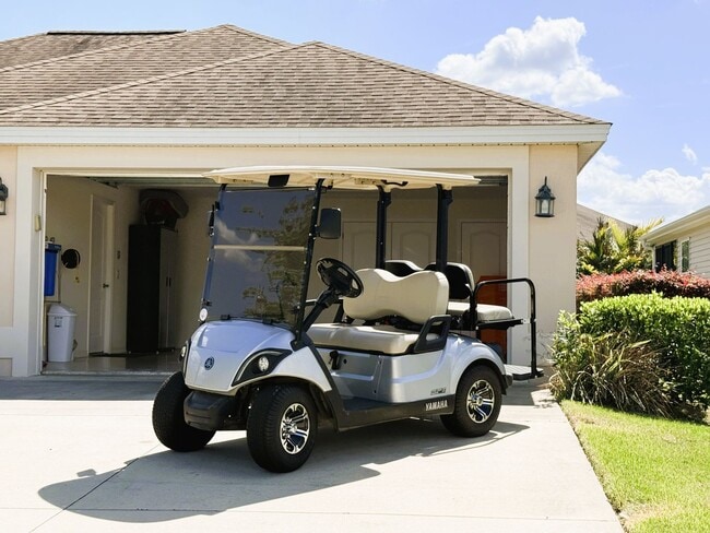 Building Photo - Fully Furnished 3/2 in beautiful Villages Community