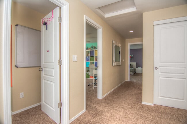 Building Photo - Beautiful 4-Bdr Craftsman with Mt. Views i...