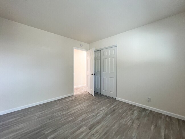 Building Photo - Minahen, 310-316
