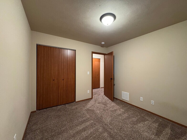 Building Photo - 416 S Raymond Ln