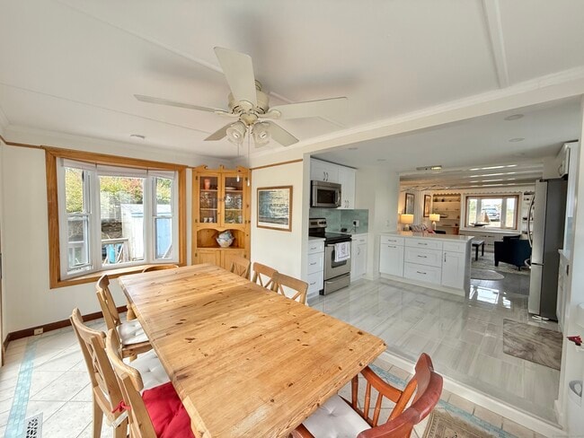 Building Photo - 18 Bay St