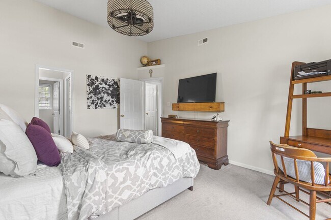 Building Photo - Inviting Jacksonville Home Near Shopping, Dining & Everyday Conveniences