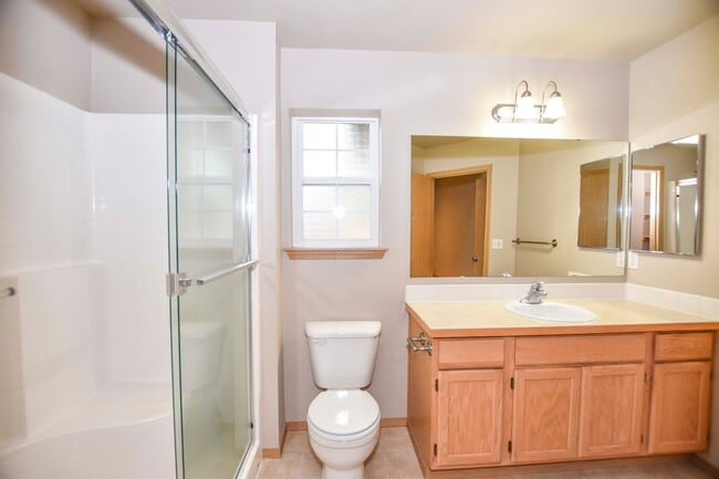 Building Photo - 2-story home on private cul-de-sac!