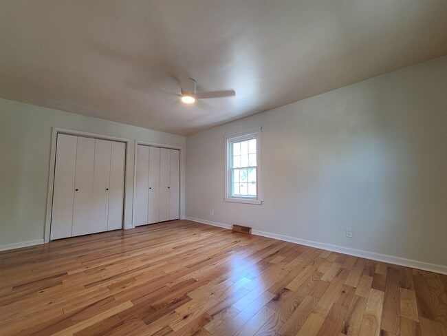 Building Photo - 3-bedroom, 2-bathroom home located in beau...