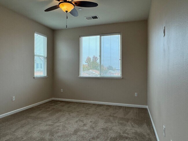 Building Photo - Corner lot Roseville property!