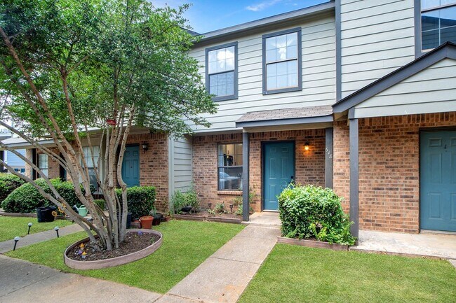 Building Photo - 618 W Collins St