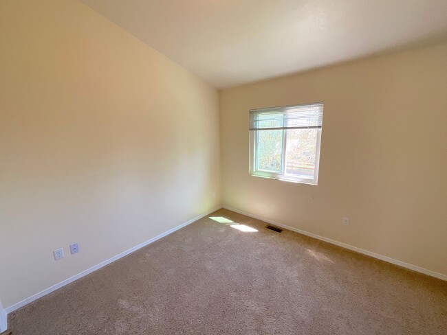 Building Photo - 3 Bedroom Home Available Near Milton E Pro...