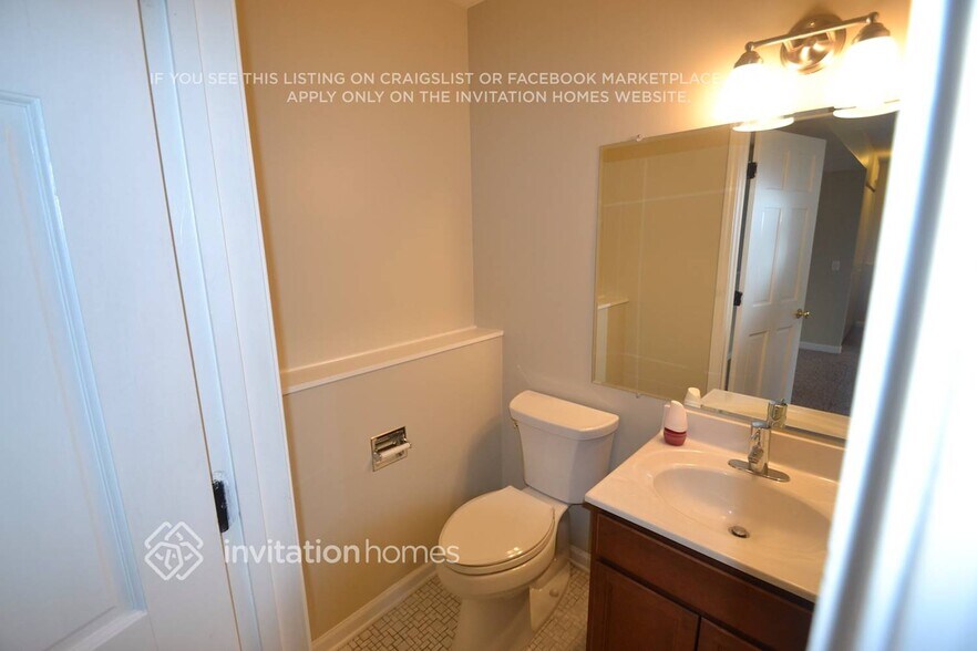 Building Photo - 30W078 Maplewood Dr