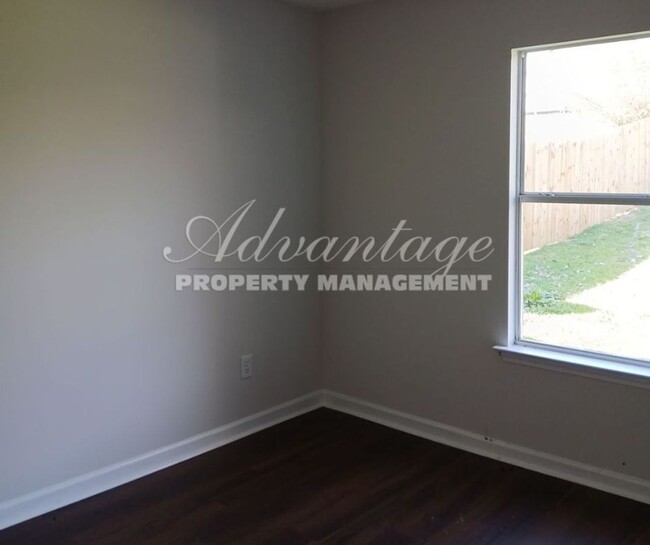Building Photo - Cute 3 bedroom 2 bathroom home in Frayser ...