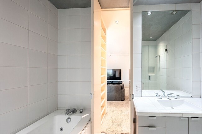 Building Photo - 10272 Overhill Dr