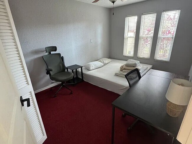 Building Photo - 3 Bed/2 Bath Clearwater Home with Pool: Av...