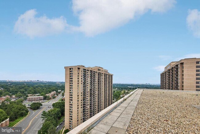 Building Photo - 3709 S George Mason Dr