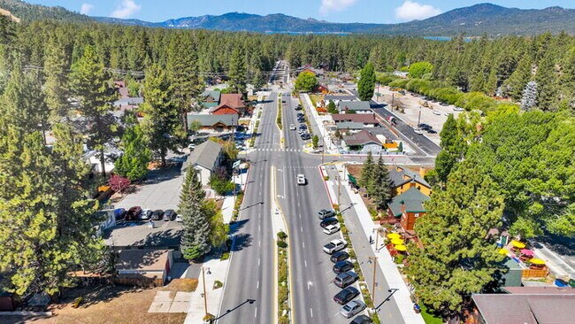 Building Photo - Remodeled 2 Bed / 1 Bath Near Bear Mountain & Golf Course