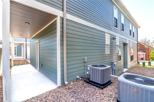 Building Photo - 146 E South St