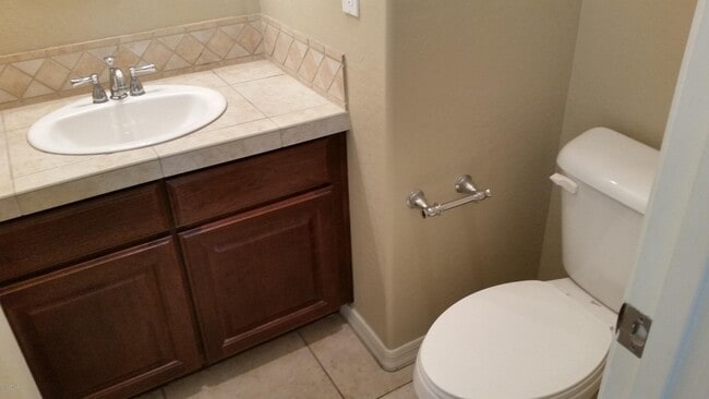 Building Photo - 5627 W Huntington Dr