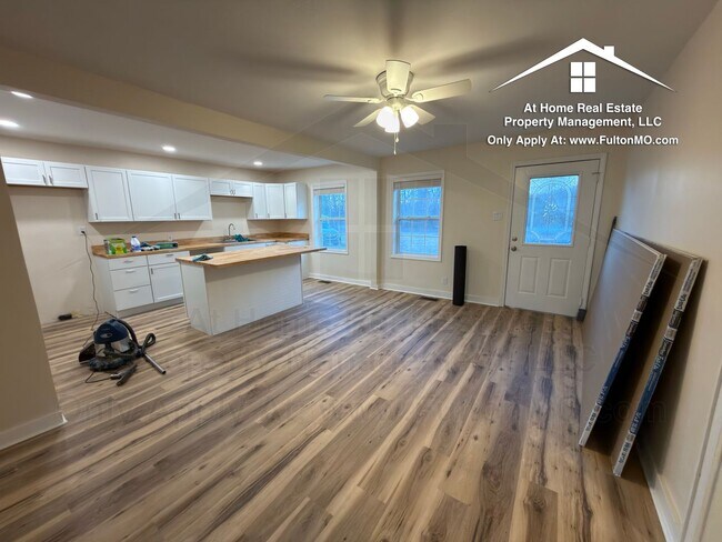 Building Photo - 703 W 7th St