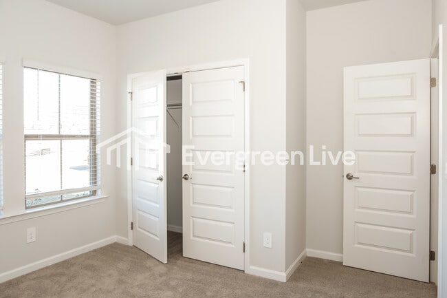 Building Photo - 106 Chain Bridge Circle