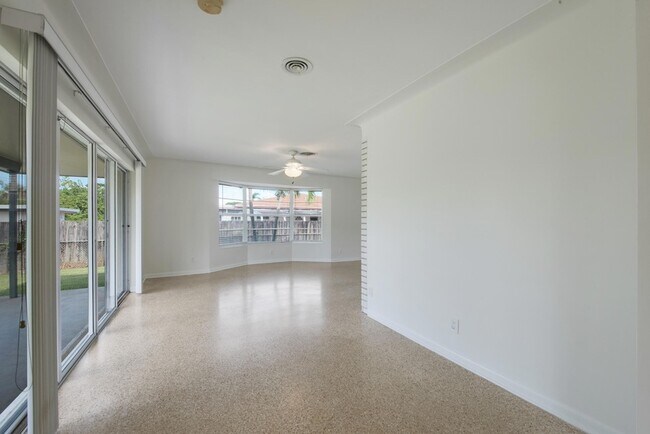 Building Photo - 2022 Collier Ave