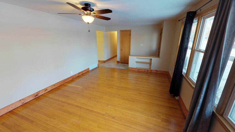 Building Photo - 907 E Harding Dr