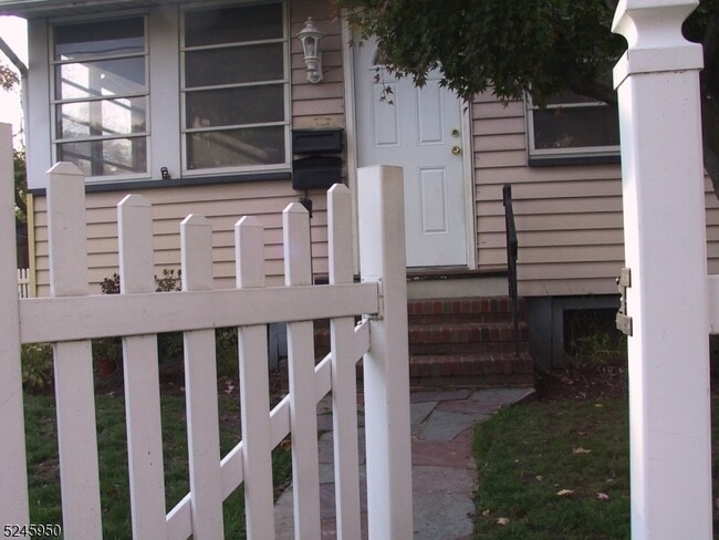 Building Photo - 204 Spruce St