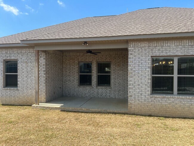 Building Photo - Charming 3 Bed 2 Bath Home