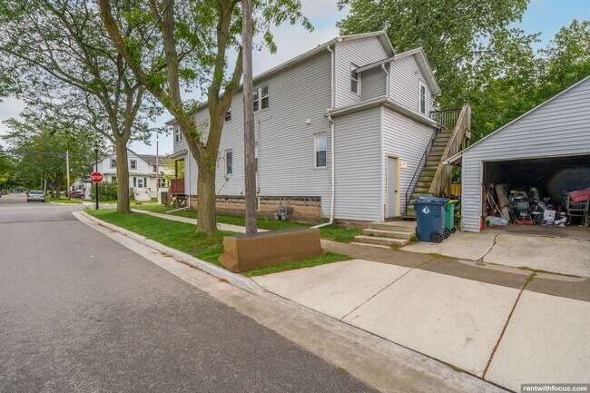Building Photo - 210 Doty St