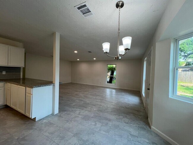 Building Photo - 9423 Kristin Dr