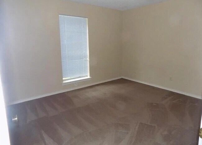 Building Photo - 513 Woodhollow Dr