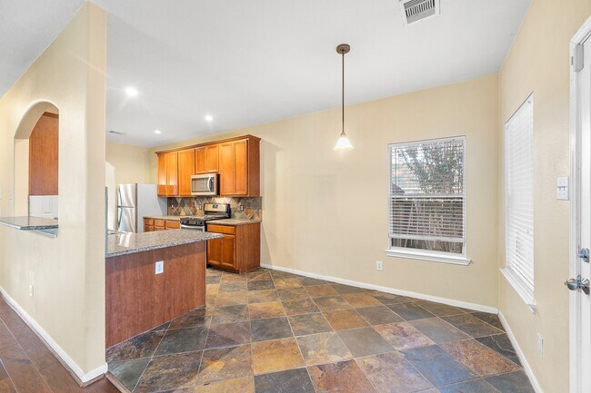 Building Photo - 10003 Lynette Falls Dr