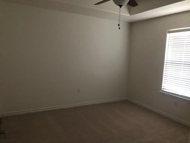 Building Photo - NEWER HOME ON QUIET STREET