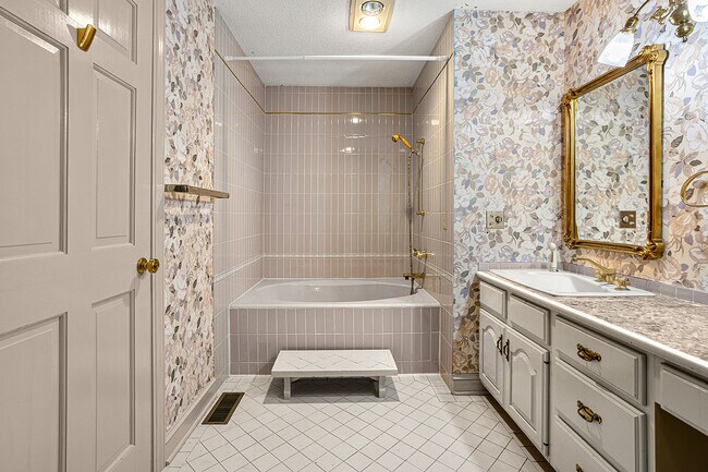 Building Photo - 274 Elkins Rd