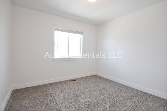 Building Photo - Golf, Parks & Home Sweet Home | Logan Utah Townhome