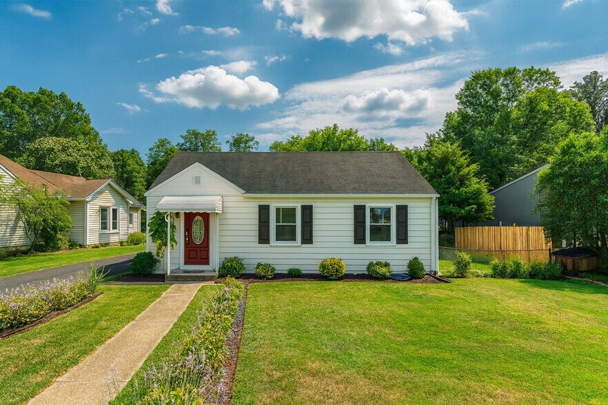 Building Photo - 2028 Pimmit Dr