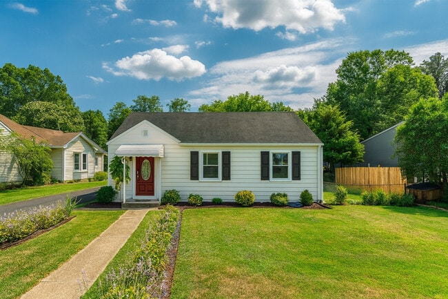 Building Photo - 2028 Pimmit Dr