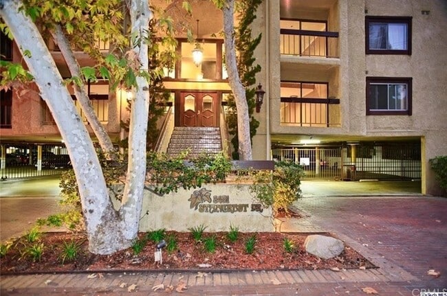 Building Photo - COMING SOON!! Gorgeous condo with Amazing ...