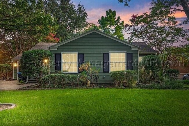 Building Photo - Charming home located in Ridglea North