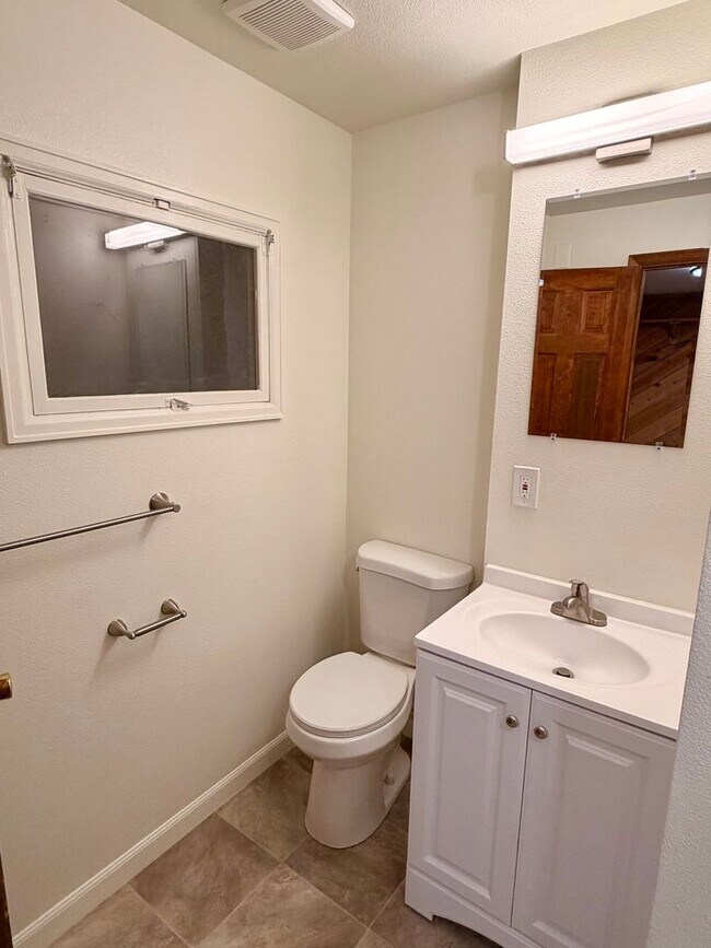 Building Photo - Two Bedroom PLUS Bonus Room on the West End of Pearl Street