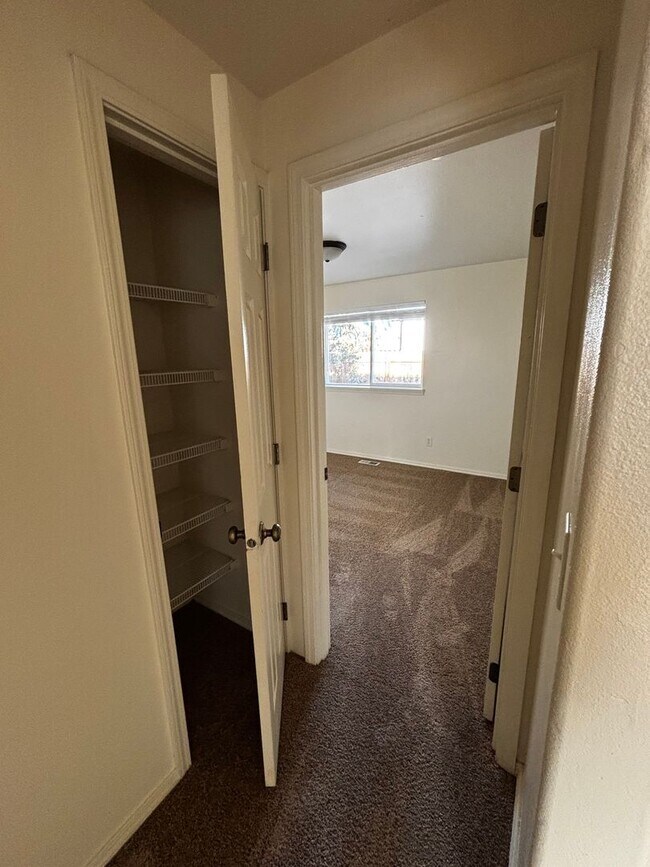 Building Photo - SE Bend House, Gas Heat/Fireplace, Fenced Yard, Dbl. Garage, Pets Considered!