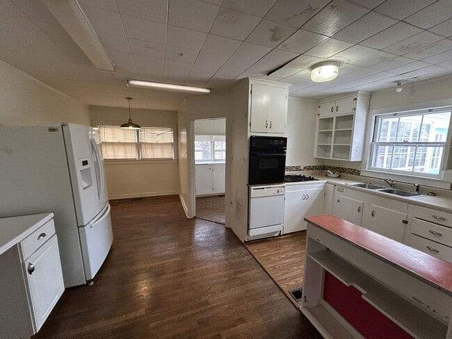 Building Photo - 955 N Curtis Ave