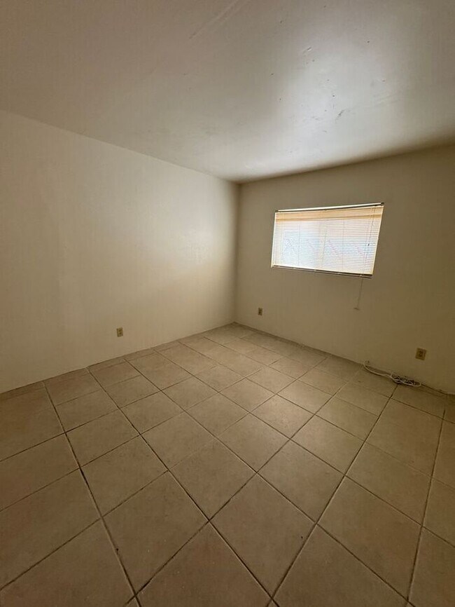 Building Photo - 2873 N Fontana Ave