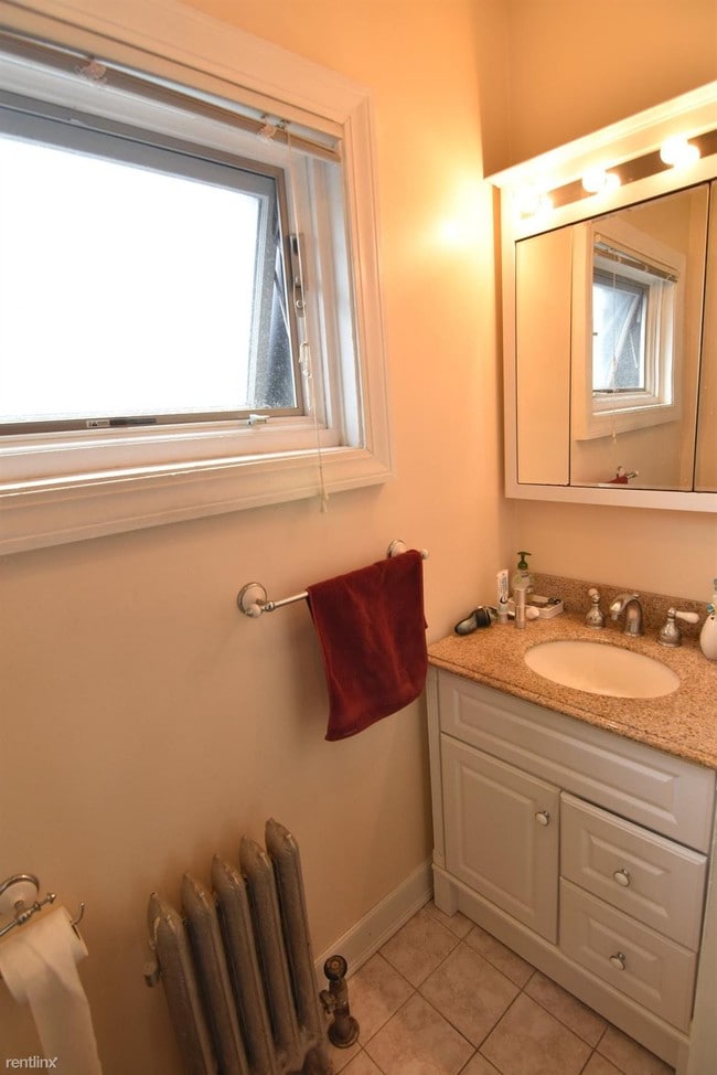 Building Photo - 2 br, 1 bath  - 1692 Beacon Street 3