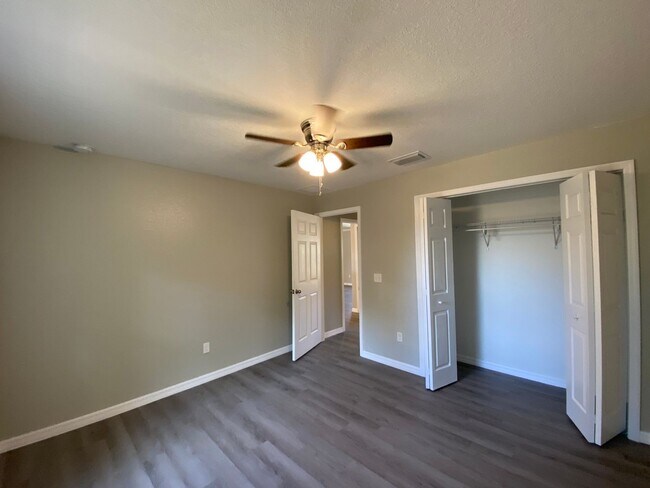Building Photo - 10 Hemlock Cir Ct
