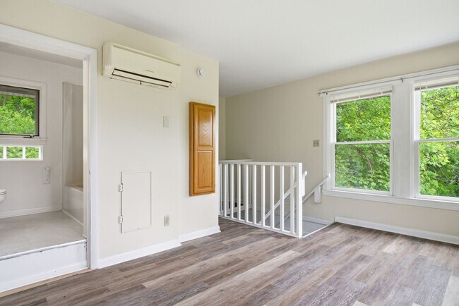 Building Photo - Spacious 4-Bedroom Pet Friendly Home in a Peaceful Rural Setting