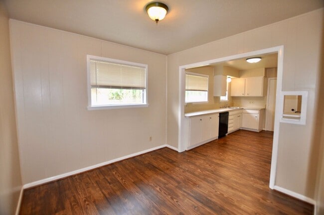 Building Photo - FOR LEASE! 2 Bedroom, 1.5 Bathroom - Brick...