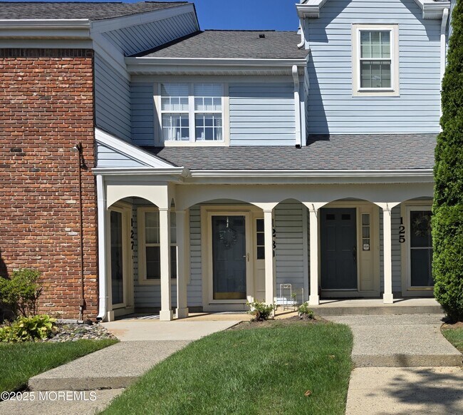 Primary Photo - 126 Tulip Ln