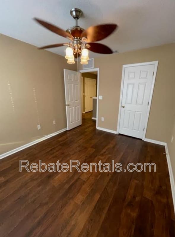 Building Photo - 11043 Castlemain Cir E