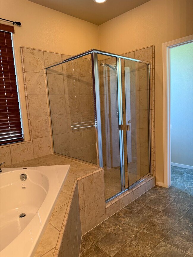 Building Photo - 4 bedroom 2 bath NW Visalia Home in Desira...