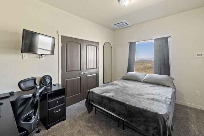 Building Photo - Spacious 3-Bed, 2-Bath Modern Home on 1.16...