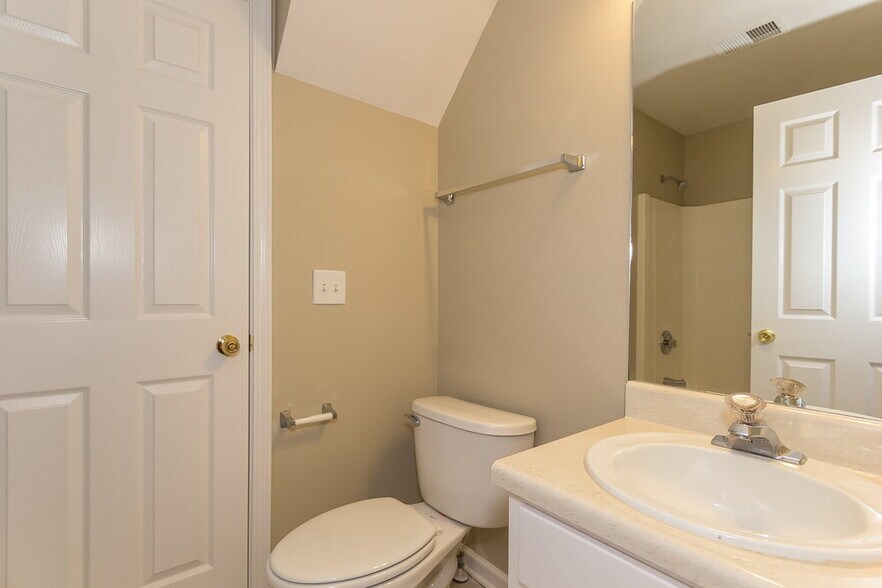 Building Photo - 83 Oak Park Square