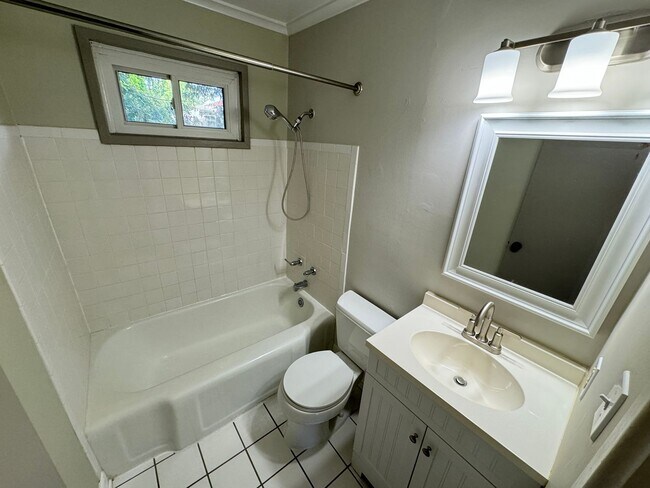 Building Photo - Updated Village District Condo in Raleigh